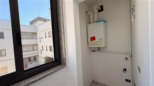 Centrale Appartamento Di 3 Vani & Acc. Buono Stato, Doppia Esposizione e Box.